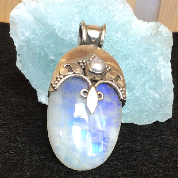 Jewelry - Sterling silver and moonstone pendant